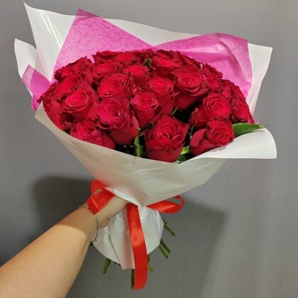 Букет из 45 Красных Роз.
Букет упакован в два вида упаковки, и перевязан атласной лентой.