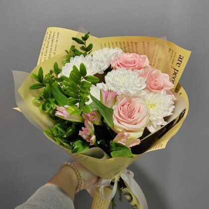 Букет с Кустовой хризантемой и розами
