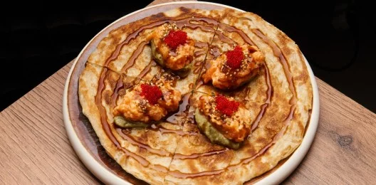 Роти с лососем и соусом Гуакомоле