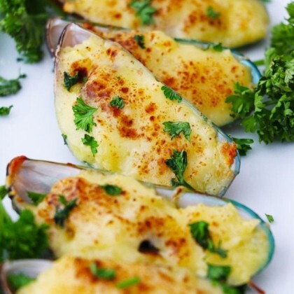 Мидии запеченные сырном соусе