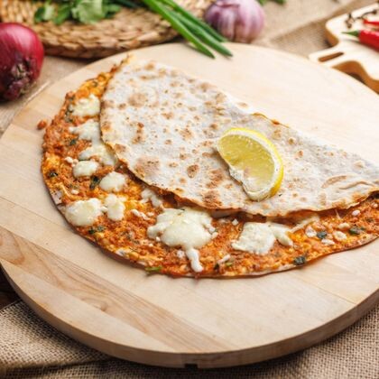 Лахмаджо с говядиной и сыром