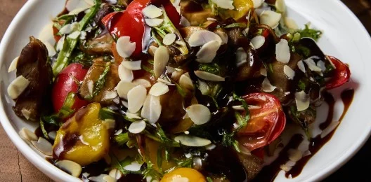 Теплый салат с овощами гриль и языком