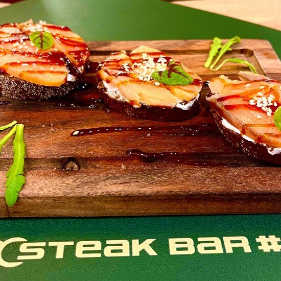 Брускетта со слабосоленой сёмгой