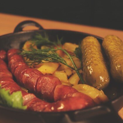 Горячая сковородка с колбасками