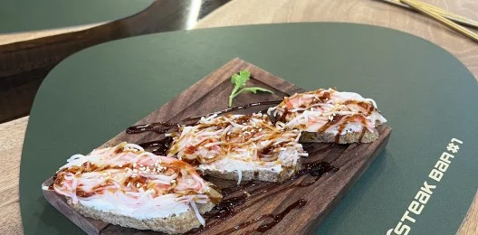 Брускетта с мясом краба