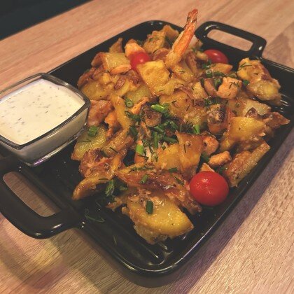 Горячая сковородка с лососем