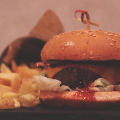 Бургер с брусничным соусом