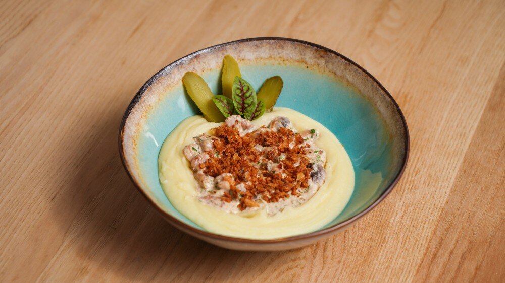 Строганов из цыпленка с картофельным пюре