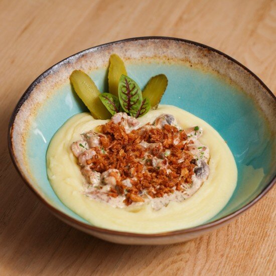 Строганов из цыпленка с картофельным пюре