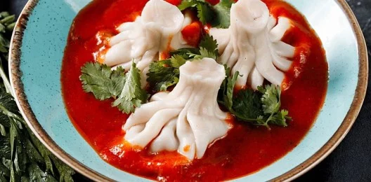 Хинкали с говядиной в соусе сацебели