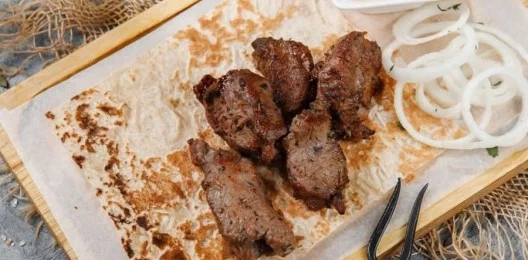 Шашлык из свинины с луком и соусом
