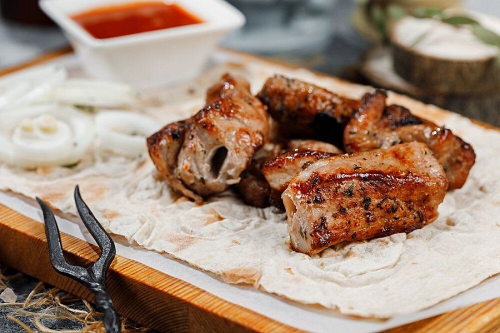 Шашлык из баранины с луком и соусом