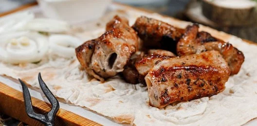 Шашлык из баранины с луком и соусом