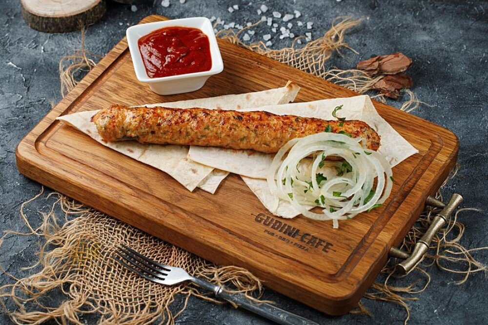 Люля-кебаб с луком и соусом
