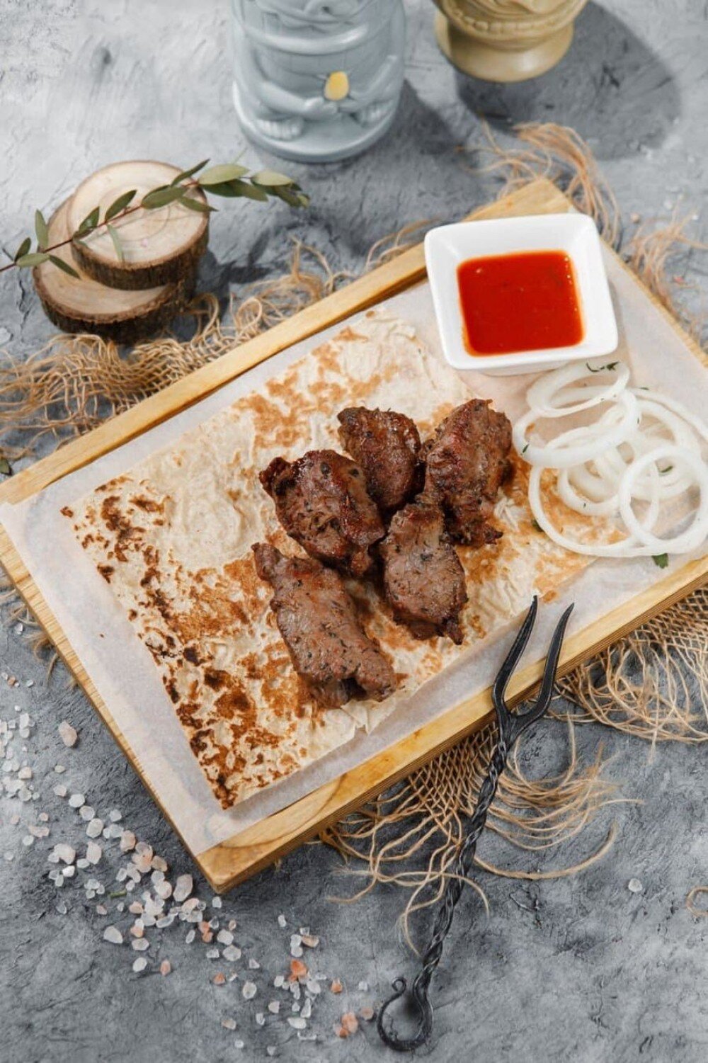 Шашлык из свинины с луком и соусом