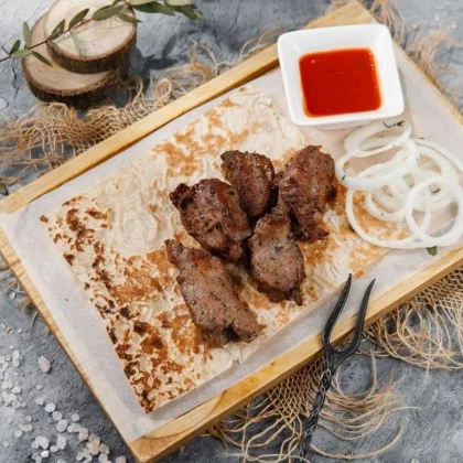 Шашлык из свинины с луком и соусом