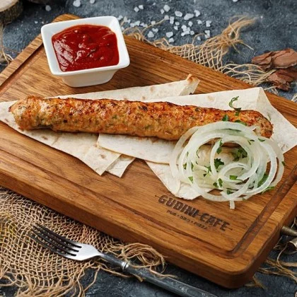 Люля-кебаб из говядины с луком и соусом