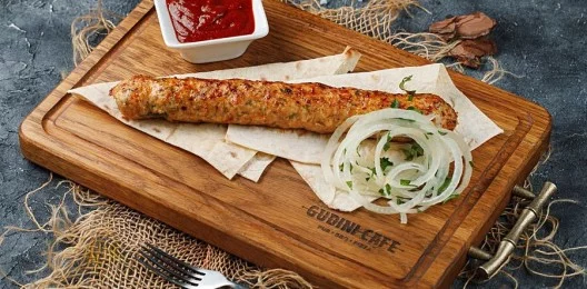Люля-кебаб из говядины с луком и соусом