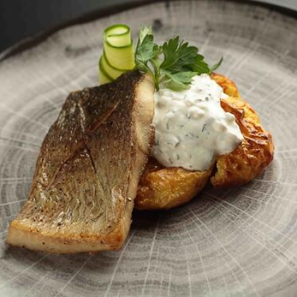 Муксун с печеным картофелем