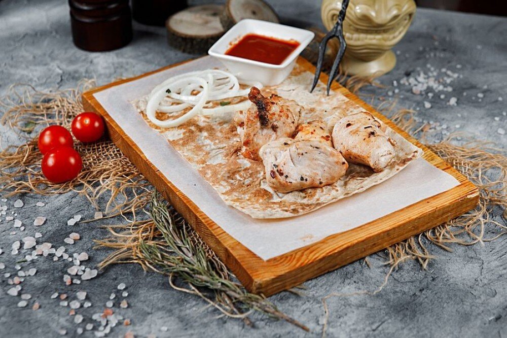 Шашлык из куриного филе с луком и соусом
