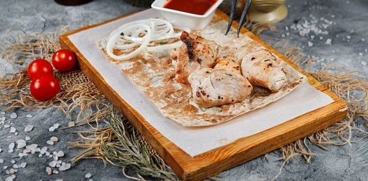 Шашлык из куриного филе с луком и соусом