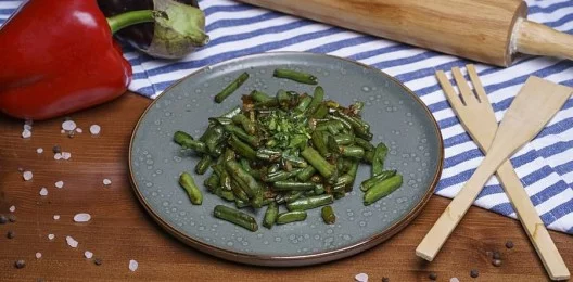 Обжаренная с луком стручковая фасоль