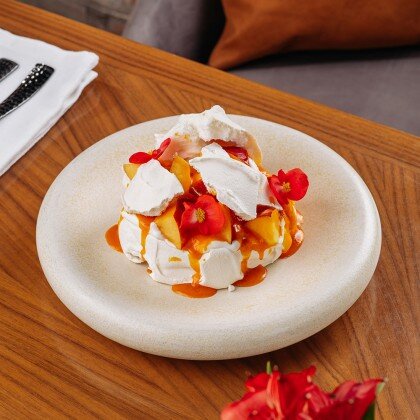 Безе с сезонными фруктами