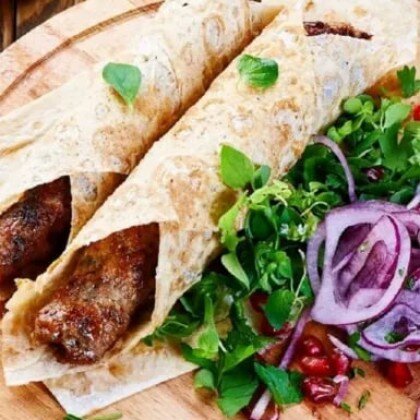 Люля-кебабом из курицы в лаваше