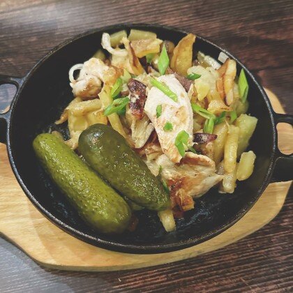 Горячая сковородка с курицей