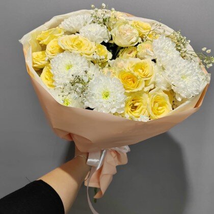 Букет из Кустовой розы и Кустовой хризантемы.
