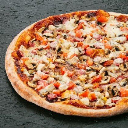 Космо-пицца "с курочкой и охотничьими колбасками"