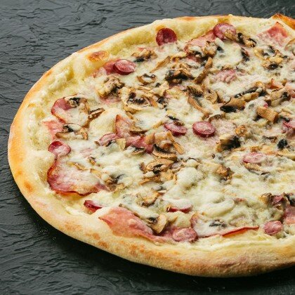 Космо-пицца "с окороком, ветчиной и грибами"