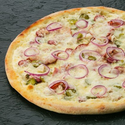 Космо-пицца" с окороком, малосольными огурчиками и ялтинским лучком"