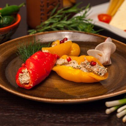Перец болгарский фаршированный с грецки орехом и специями