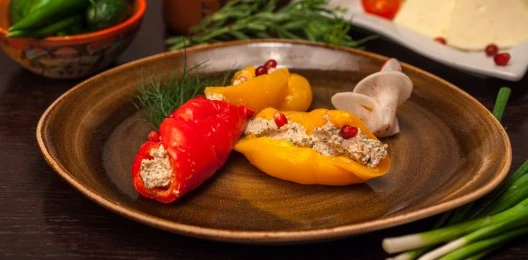 Перец болгарский фаршированный с грецки орехом и специями