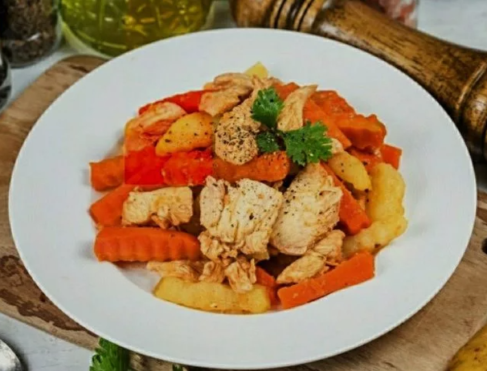 Курица жареная с овощами