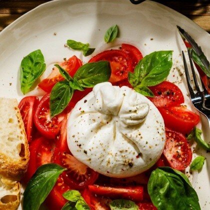 Молодой сыр с базиликом и помидором