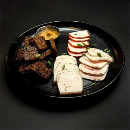 Сало с чесночными гренками и горчицей