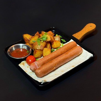 Свиные колбаски с картофельными дольками