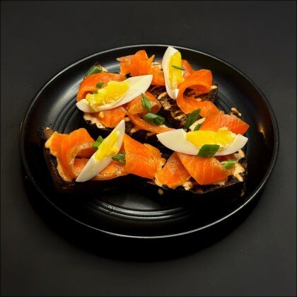 Бутерброды с форелью и яйцом