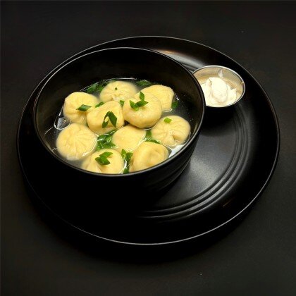 Пельмени с куриным бульоном и сметаной