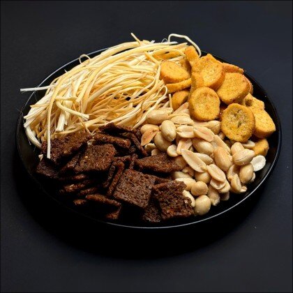 Пивная тарелка: сухари, арахис, сыр косичка