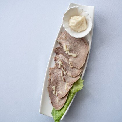 Говяжий язык с чесноком