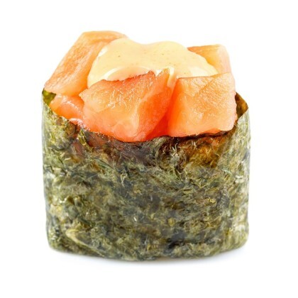 Гункан с лососем