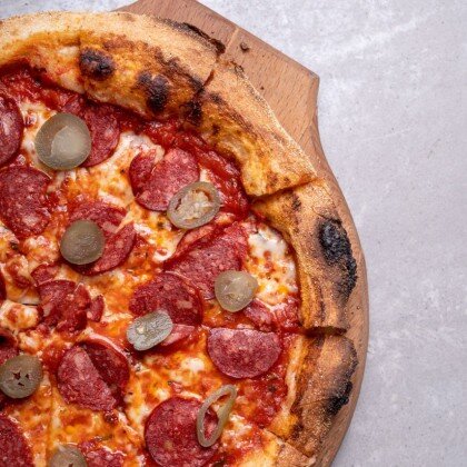 Пицца с пепперони и халапеньо