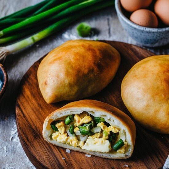 Пирожок с зеленым луком и яйцом