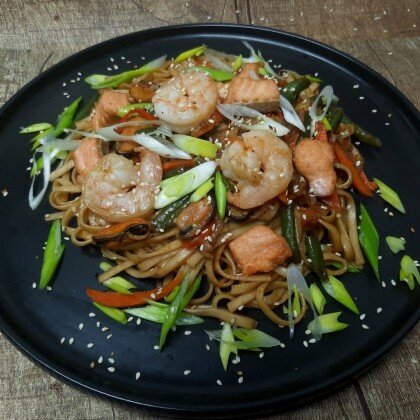 Вок с лососем , креветками и мидиями.