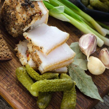 Сало с малосельными огурцами