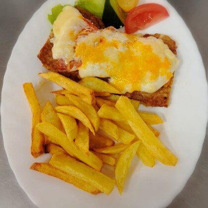 Мясо по-французски с картофелем фри, овощами