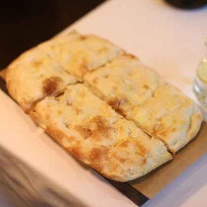 Фокачча с пармезаном и трюфельным маслом